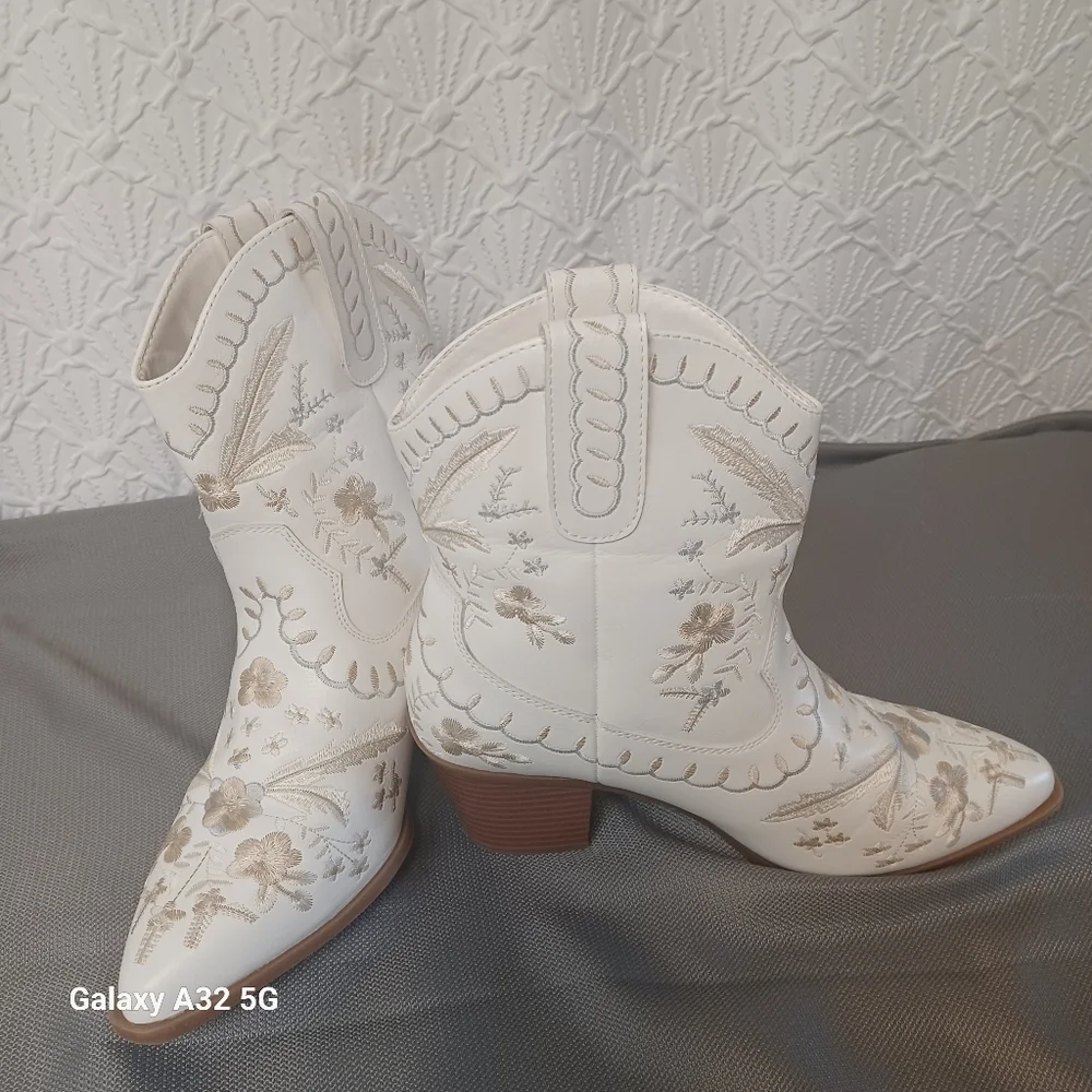MIA Women Size 10 White Embroidered Heeled Boots - Picture 4 of 15